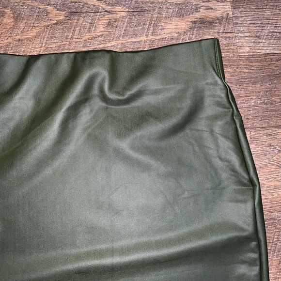 Revamped | Faux Leather Dark Green Skirt - Picture 5 of 6